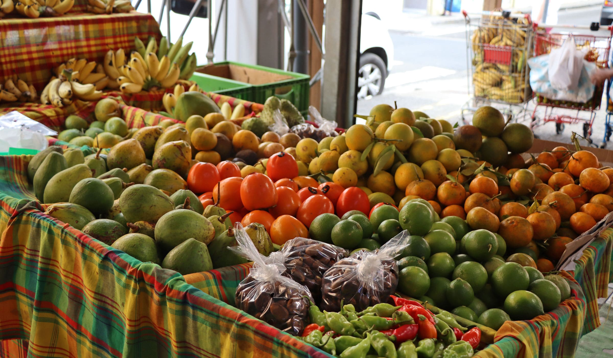 Petites bananes, oranges, chou en vente au marché des fruits et légumes à Fort-de-France