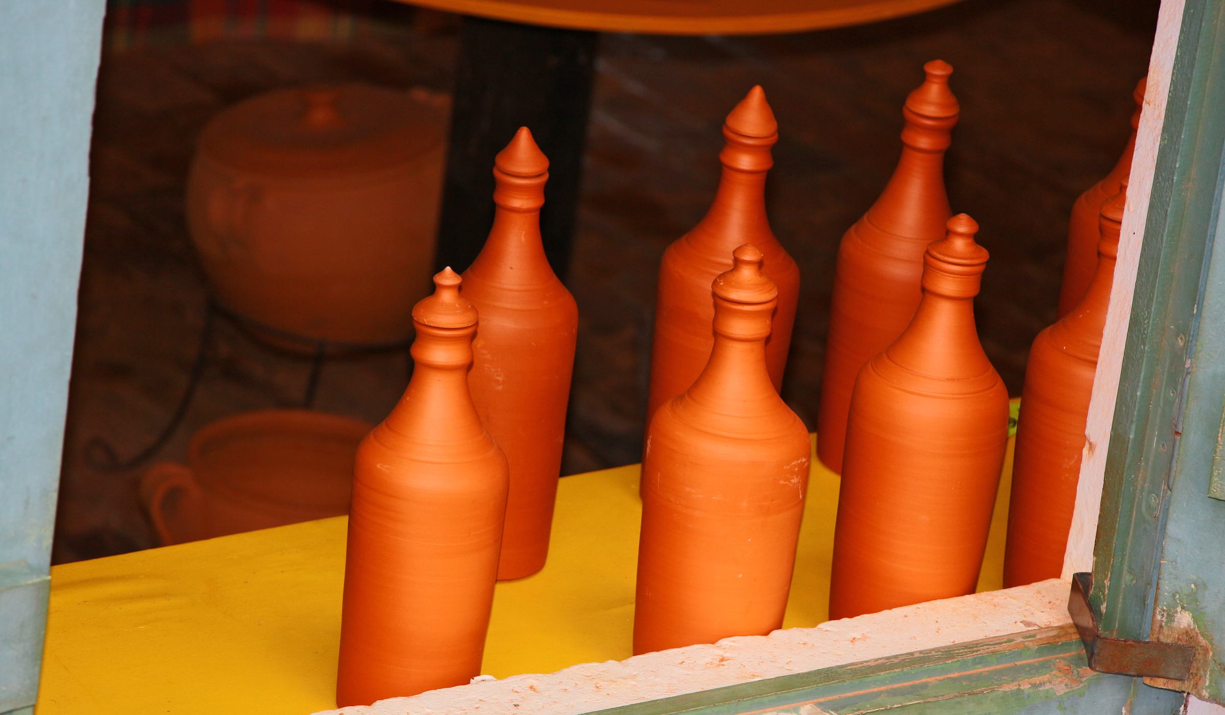 Vases en argile en vente à la poterie