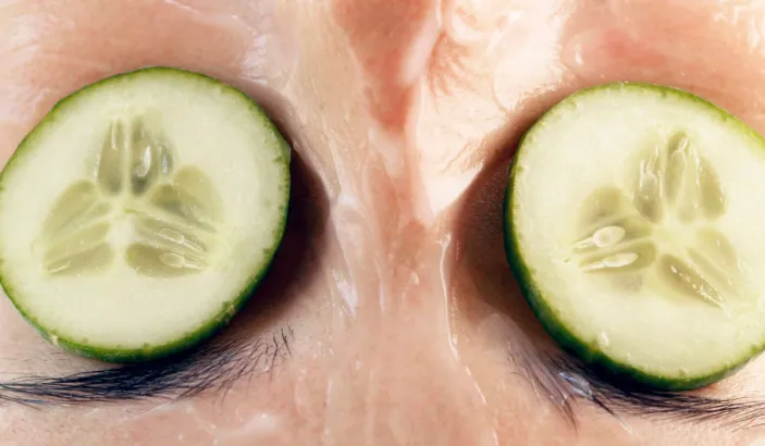 Masque du visage avec du concombre