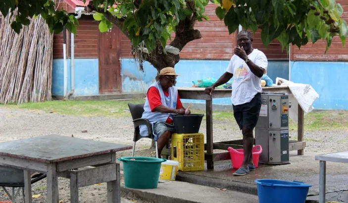 Femme entrain de nettoyer du poisson