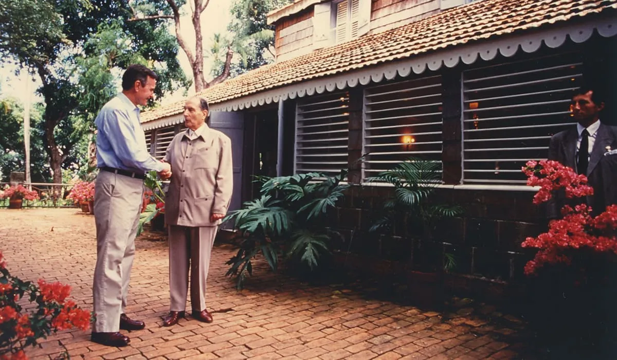 Georges Henry Bush et Francois Mitterrand se serrant la main à l'Habitation Clément