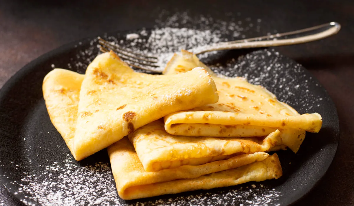 Crêpes avec du sucre glace