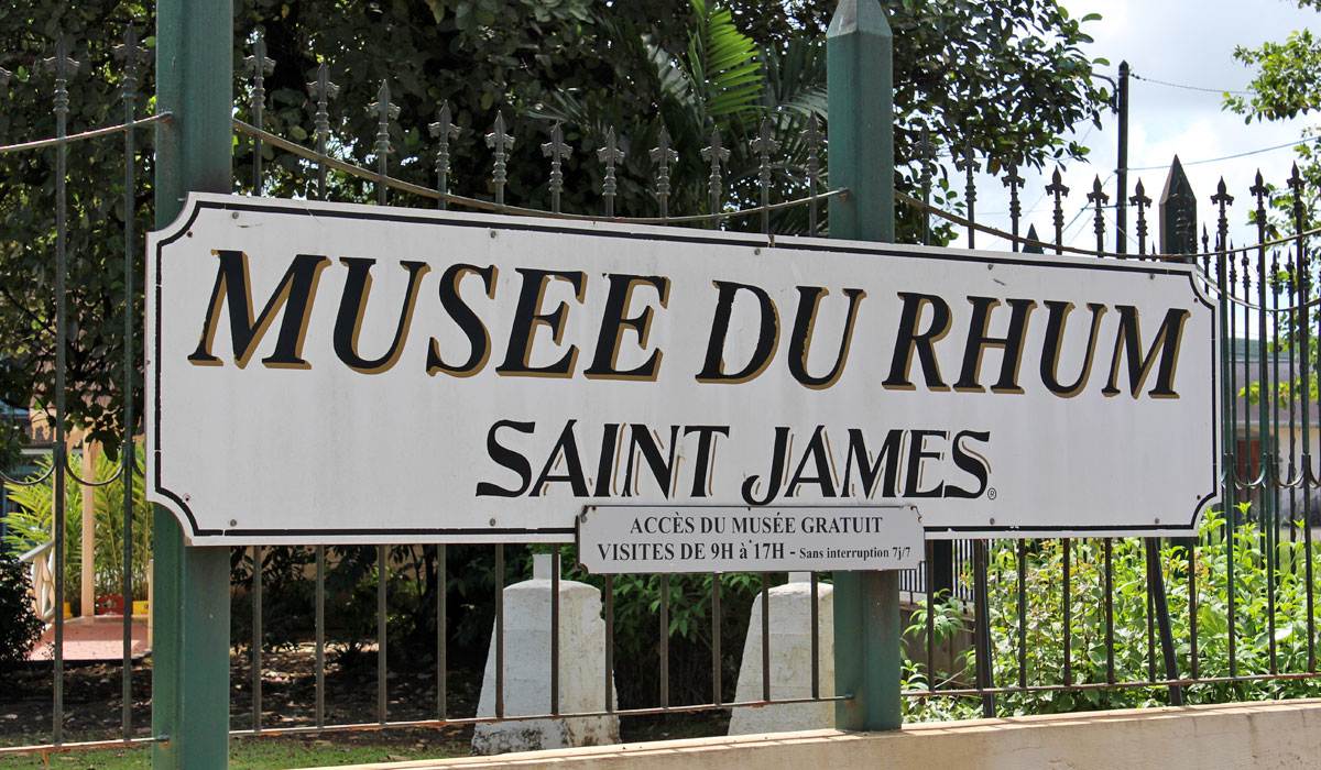 Panneau indiquant le Musée du Rhum